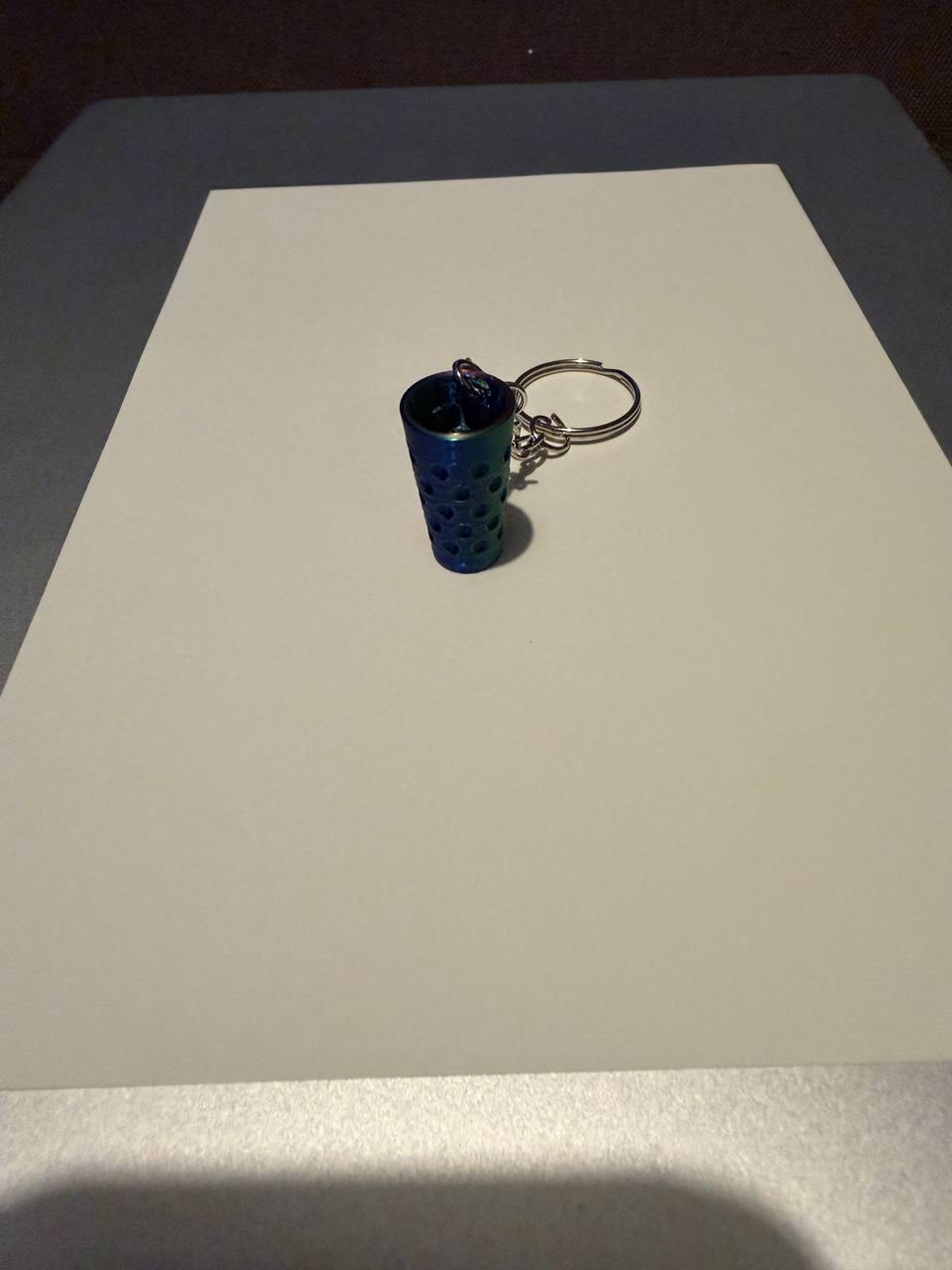 Vorläufiges Original-Produktfoto eines blauen Dubbenglas-Schlüsselanhängers